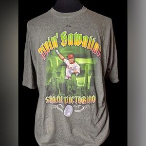 Shane Victorino “Flyin’ Hawaiian” Phillies Graphic Tee – Size 2XL